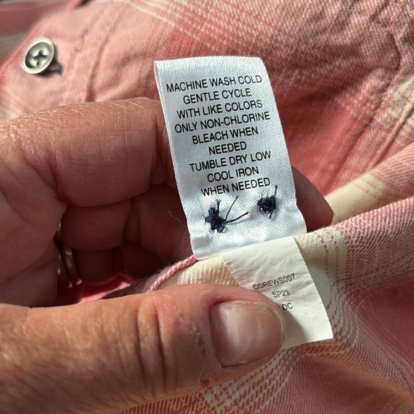 Men’s Medium Casual Button Down Shirt with a Buffalo Plaid Pattern - Picture 9 of 9